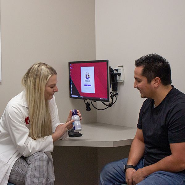 Nutrition student counsels patient