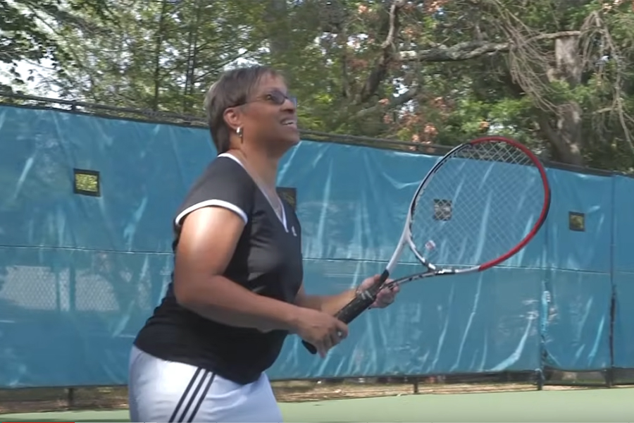 woman playing tennis