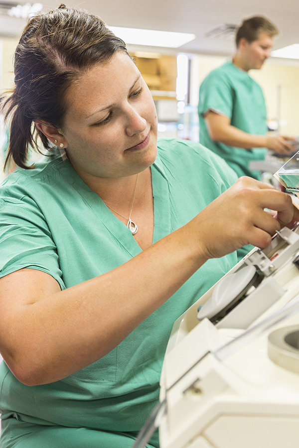 Perfusionist works on machine