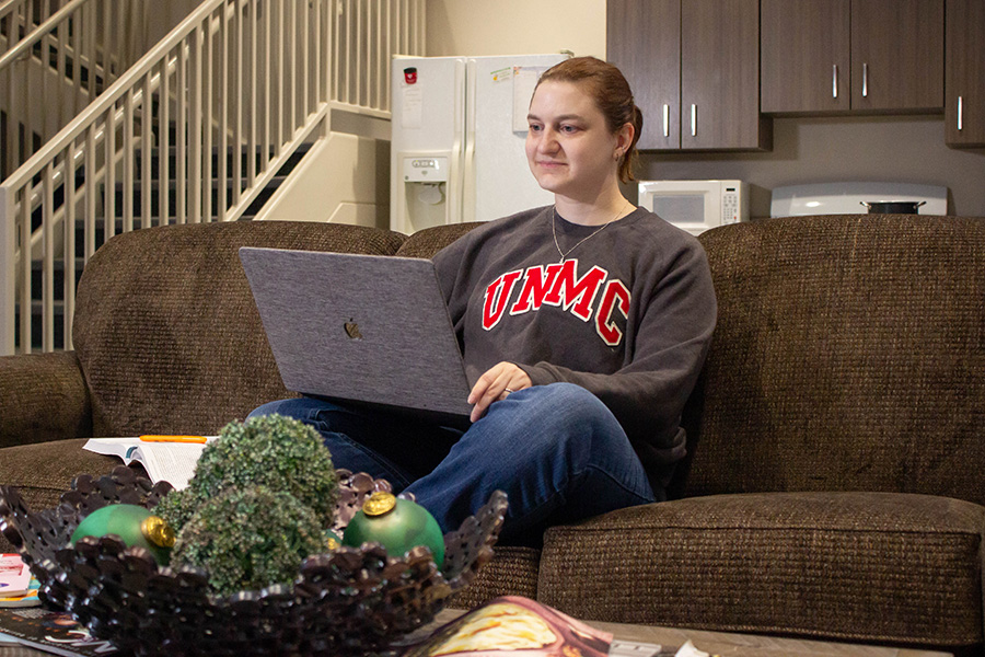 Student learning online at home