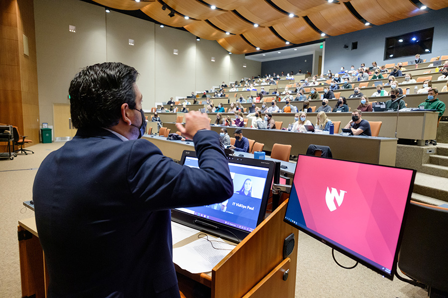 Dr. De Alba addresses med student class