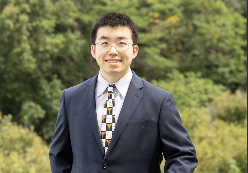 Wenxian smiling in a suit