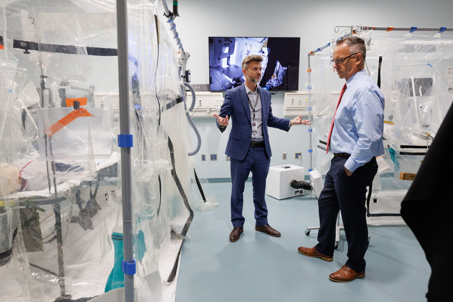 Dr. John Lowe shows the ISTARI device to Dr. Knox from ASPR. 