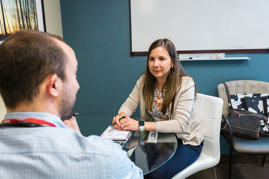 A UNMC Internal Medicine trainee meets with a faculty mentor.