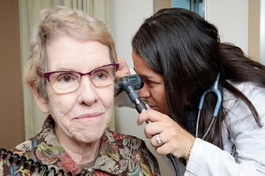 A UNMC geriatrics, gerontology and palliative care medicine physician with a patient.