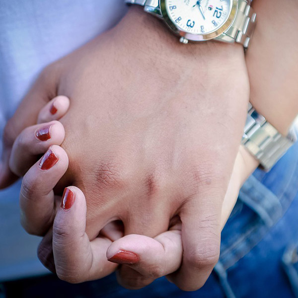 Couple holding hands, credit JuanderPaulLife - Pixabay.