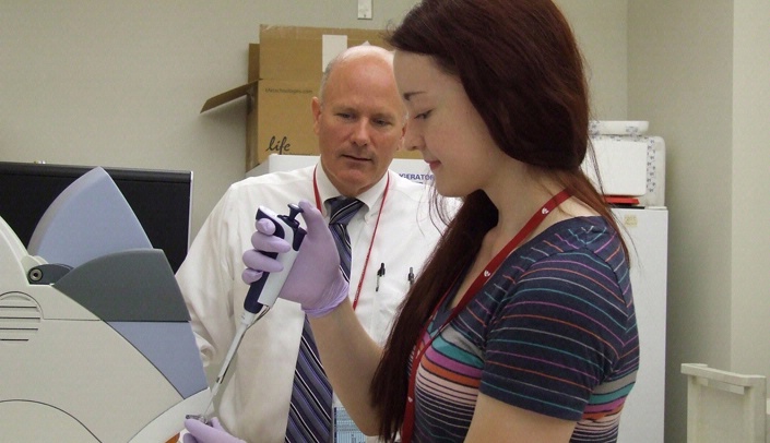 Summer Undergraduate Research Program (SURP) student Nicole Weedman, who attends Bryan College of Health Sciences in Lincoln, works with Brian Lowes, M.D., Ph.D., in the division of cardiology, UNMC Department of Internal Medicine.