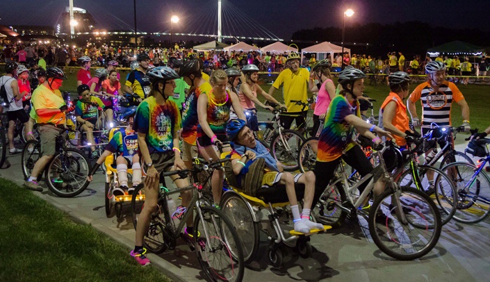 Participants at the starting line of the 2015 Owl Ride.