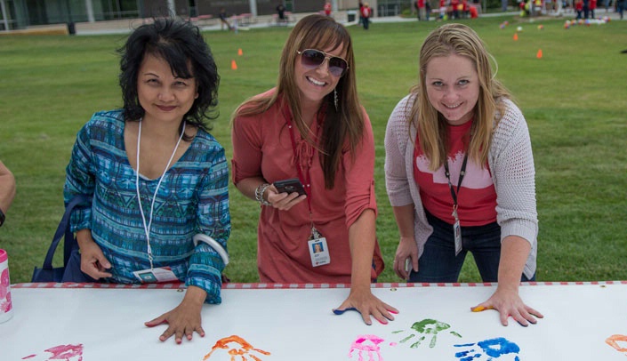 Attendees at the all-campus barbecue leave their mark on an "I Am UNMC" banner.