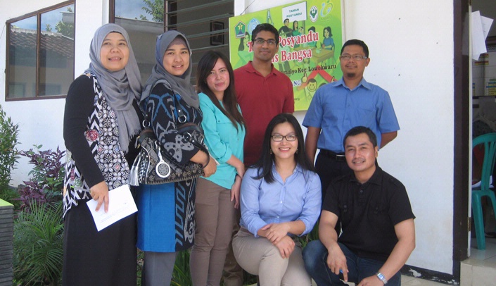 Fellows Trang Hoang (kneeling in light blue shirt) and Kushal Karan, M.D. (standing in red shirt), with their project collaborators from University of Brawijaya in Malang, Indonesia.