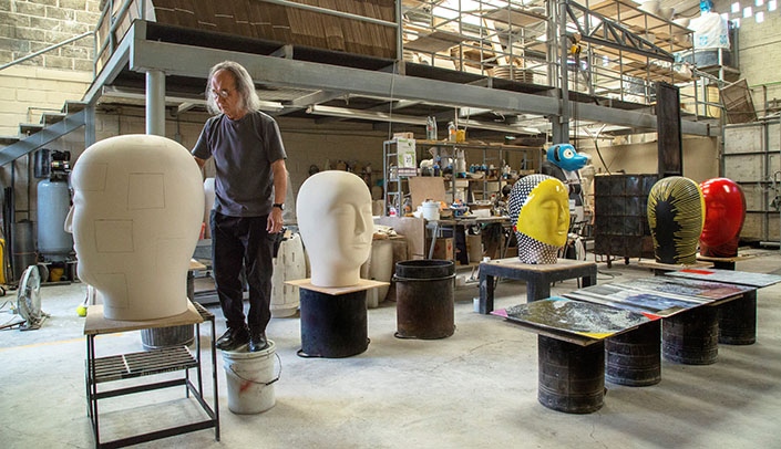 Jun Kaneko glazing Raku Heads, Cuernavaca, Mexico, 2015, photo credit: Takashi Hatakeyama ©Jun Kaneko Studio LLC