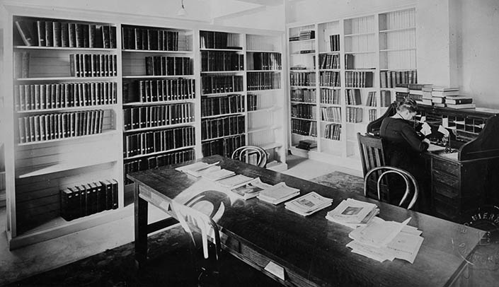 The library on the third floor of Poynter Hall in 1914.