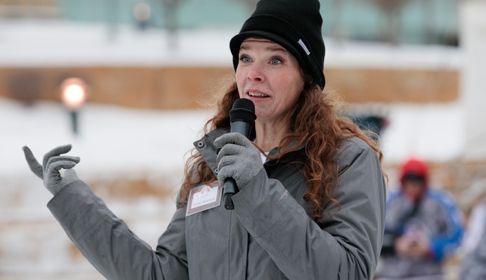 Jenny Knutson, daughter of Colleen Wuebben, addresses skaters at the event.