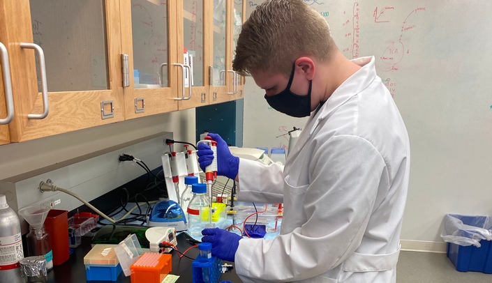 INBRE Scholar, Justine Pitzer, works in the lab of Austin Nuxoll, PhD, at the University of Nebraska at Kearney, over part of the summer.