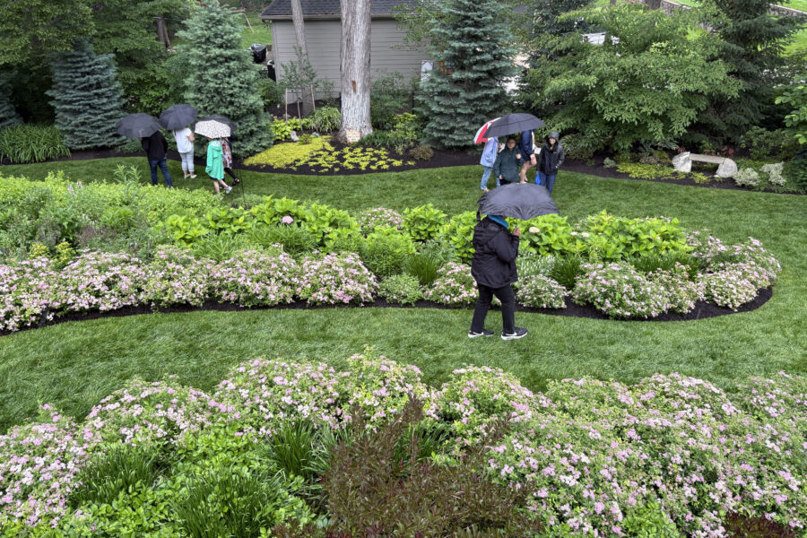 Steady rain didn’t deter crowd at 56th Annual Garden Walk