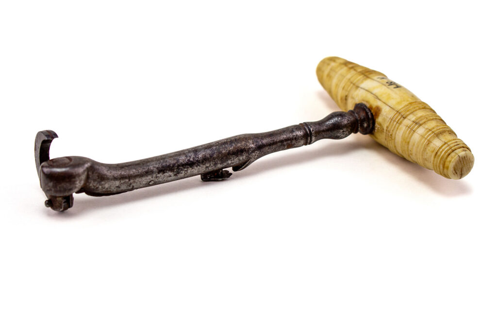 A tooth key