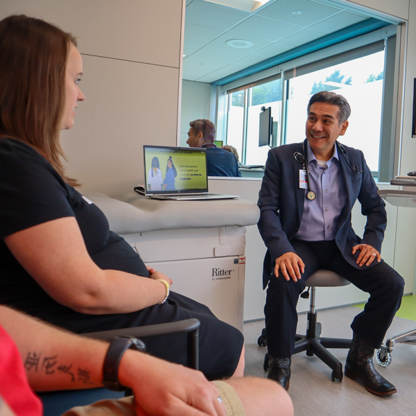 doctor talking to pregnant patient