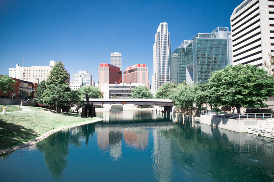 Cityscape of Omaha with downtown building and a fountain