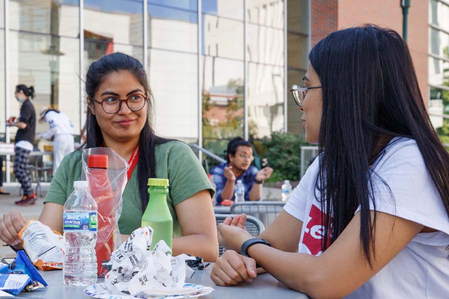 Two international students eat lunch together